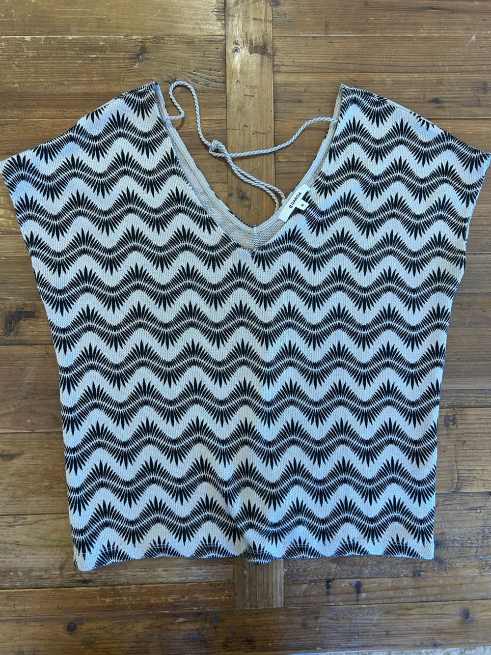 Women's Black & White Wave-Pattern Short Sleeve Top